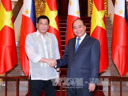 Thủ tướng Nguyễn Xuân Phúc và Tổng thống Cộng hòa Philippines Rodrigo Roa Duterte. 
